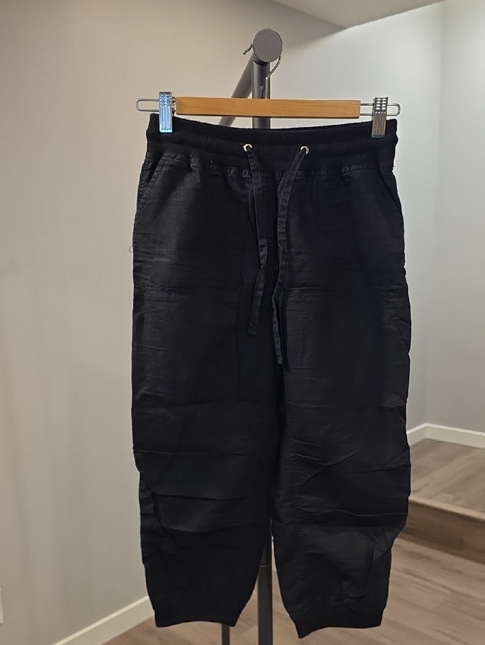 Women's Black Drawstring Capri Joggers